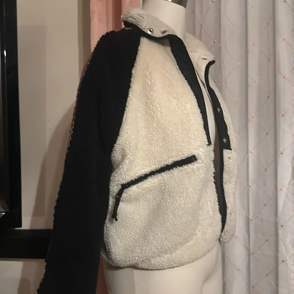 NWOT Hit The Slopes Printed Fleece Jacket in Running Stitch Varsity Combo - Picture 6 of 10